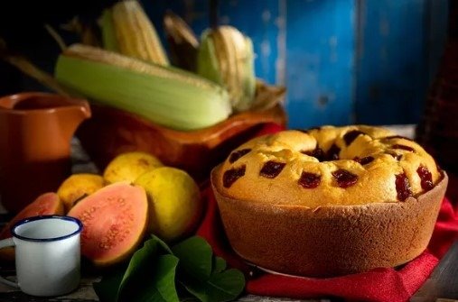 Bolo de milho com goiabada é uma das receitas mais tradicionais das Festas Juninas e tem como diferencial o uso do creme de leite na massa