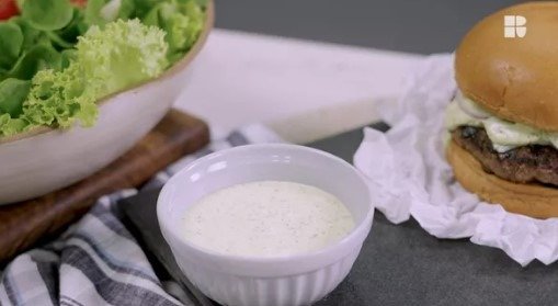 Como fazer molho verde simples para sanduíches e saladas preparado com maionese caseira: confira o passo a passo e veja como é fácil