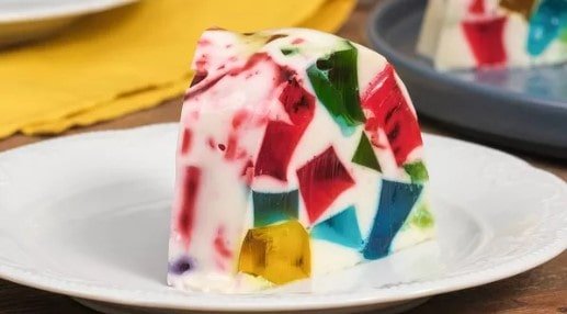 Como fazer gelatina colorida: simples e cremosa, a receita da sobremesa leva poucos ingredientes e fica pronta rapidinho; confira