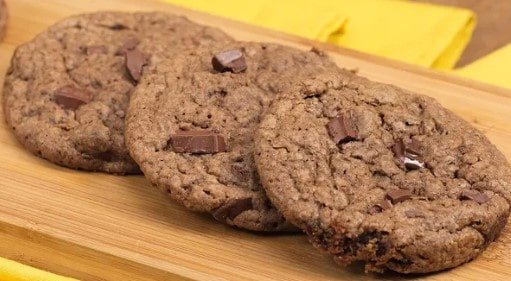 A receita de cookie de chocolate é simples de preparar, leva poucos ingredientes e rende bastante; confira como fazer
