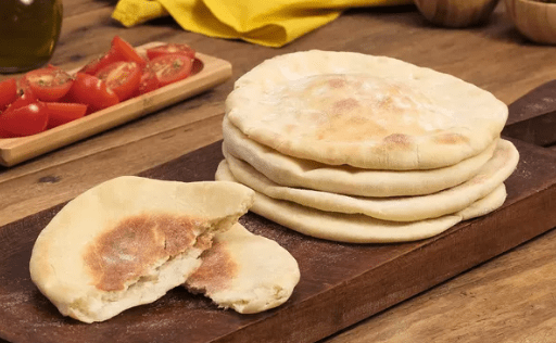 O pão sírio é uma receita fácil de preparar, que leva poucos ingredientes e fica pronto em 1 hora; confira como fazer