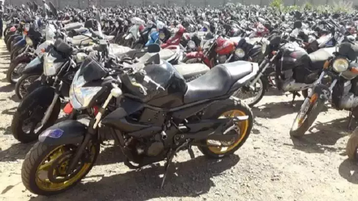 Leilão de motocicletas retomadas pelo banco.